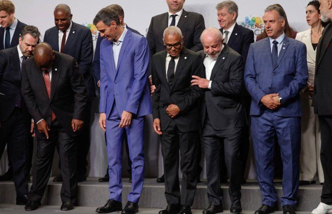 Orsi posa en para la foto junto a Lula, Pedro Sánchez y otros mandatarios. Foto: AFP