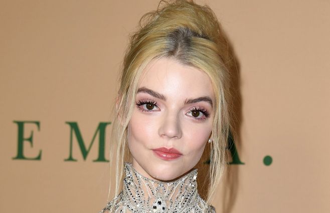 Anya Taylor-Joy en febrero de 2020 en la premier de Emma, de la cual es protagonista, Interpreta a Emma Woodhouse es una joven inglesa que se ocupa de las relaciones de quienes la rodean, aunque a veces de una manera un tanto entrometida.