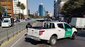 Camioneta de Tránsito de la Intendencia de Montevideo bloquea el ingreso al túnel de 8 de Octubre (hacia Tres Cruces). Foto: Sebastián Giovanelli, Subrayado.