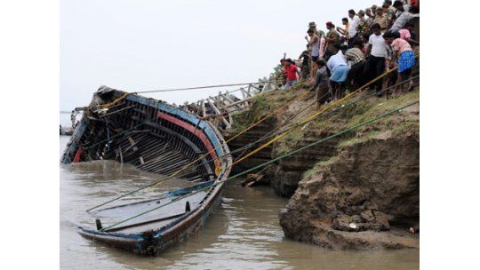 En India más de 100 personas mueren en un naufragio