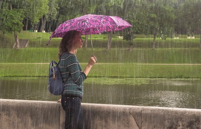mujer-paraguas-naturaleza-lluvia-verano_158388-4733.jpg