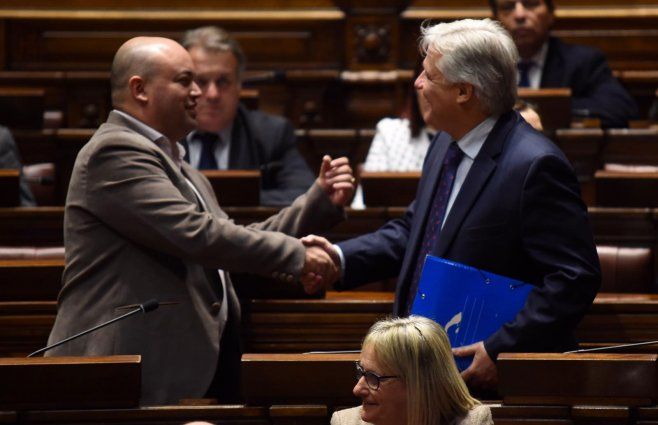 Nicolás Viera saluda al canciller Francisco Bustillo en la interpelación. Foto: FocoUy.