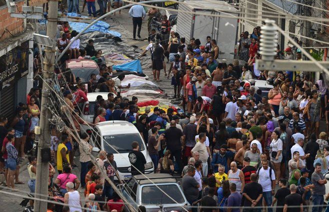 Decenas de cuerpos colocados en las calles por vecinos de la favela de Rio de Janeiro. Foto: AFP