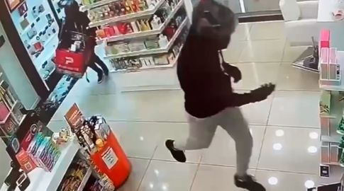 Foto: el robo piraña a una farmacia de Avenida Italia y Solano López el 16 de marzo pasado. Foto: el robo piraña a una farmacia de Avenida Italia y Solano López el 16 de marzo pasado.