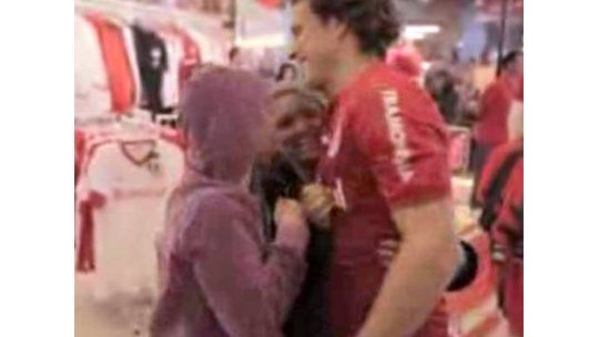 Forlán atiende el shop del Inter y sorprende a los hinchas