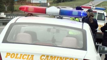 conducia alcoholizado, intento sobornar a caminera y arrastro a un policia 300 metros; fue condenado a 12 meses de prision