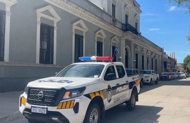 jefatura-policia-treinta-y-tres-auto-policia-cientifica.jpg