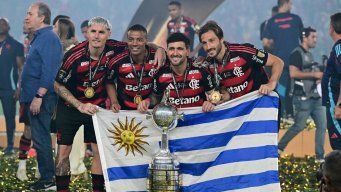 Varela, De Arrascaeta, Nico de la Cruz y Viña con la Copa Libertadores. Foto: AFP