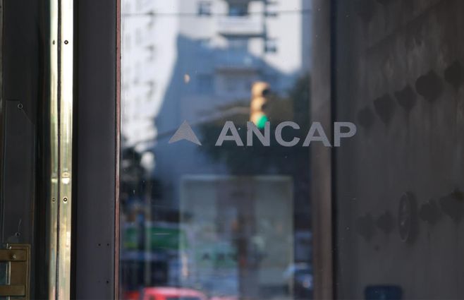 ancap-logo-vidrio-puerta-edificio-foco-uy