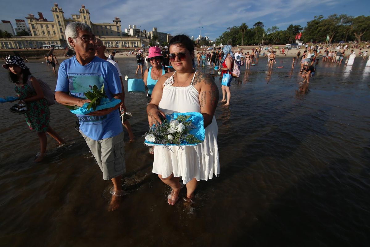 Los fieles y seguidores le pidieron bendiciones a Iemanjá, que proteja a su familia y amigos, y a la comunidad en general. Foco UY