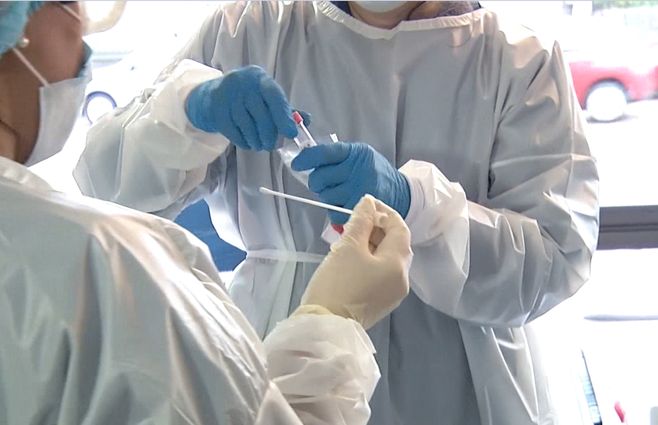 salud-funcionarios-covid-coronavirus-test-hisopado.jpg