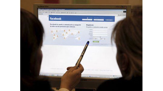 Justicia investiga a ejecutivo que acosó a una niña por Facebook