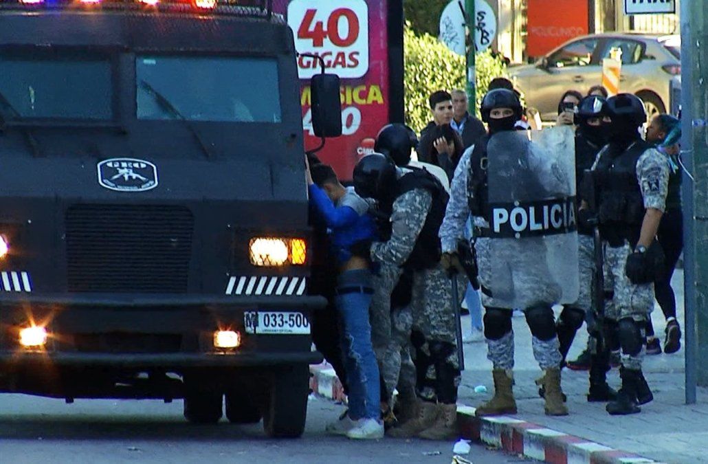 Foto: Subrayado. Registro a adolescentes frente a Nuevocentro Shopping este domingo.