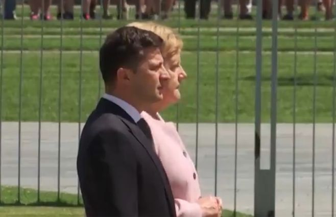 La canciller alemana junto al ucraniano&nbsp;Zelenski. Sonaba una banda militar y estaban desplegados los soldados cuando Merkel tuvo una suerte de convulsión.&nbsp;