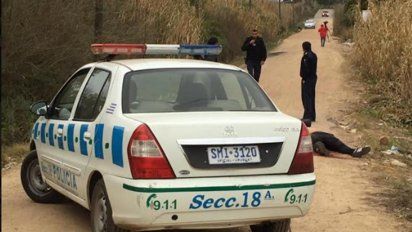 ataron con precintos y asesinaron de varios balazos a un hombre