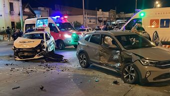 Así quedó el auto en el que viajaba Jadson Viera y el móvil policial. Foto: Ribair Rodríguez, cedida a radio Sport 890.