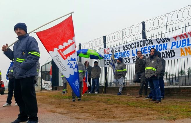 Sindicato de Ancap ocupa la planta de La Tablada. Foto: Marcelo Auyanet, Subrayado.