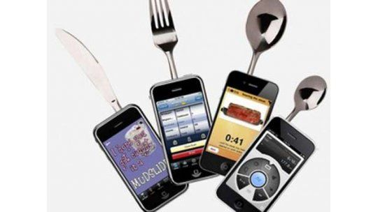 Gastronómicos no podrán hablar por celular en horario de trabajo