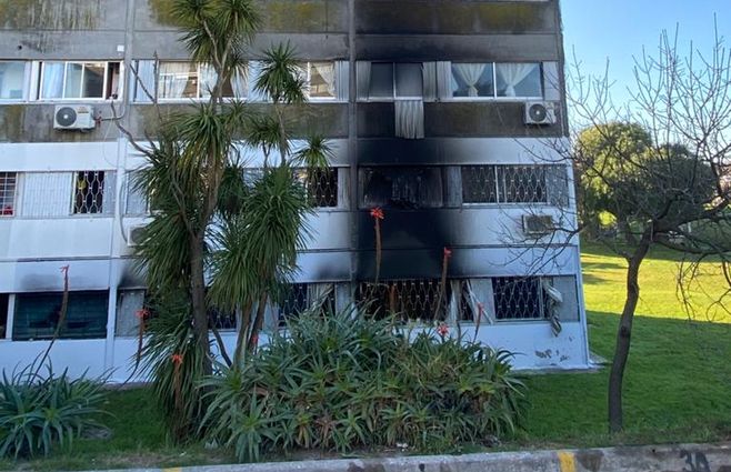 Incendio en apartamento del complejo Euskal Erría. Foto: Silvana Goicoechea, periodista de Subrayado.
