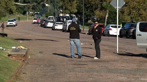 Foto: Subrayado. Policías de Homicidios en la escena.