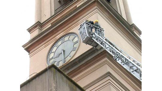 Un hombre subió 30 metros para reparar reloj de la Catedral