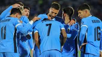 uruguay golea 3-0 a peru en el estadio centenario por eliminatorias