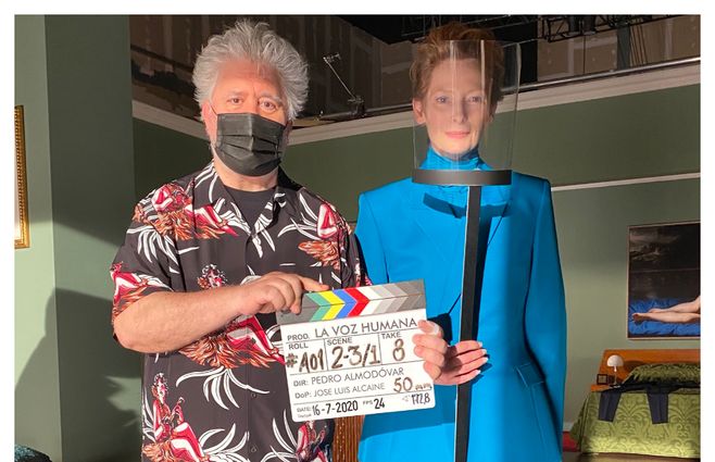 Tilda Swinton y Pedro Almodovar en el primer día de rodaje de The Human Voice que se presentará en Venecia