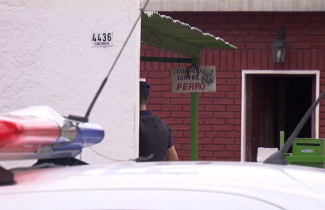 Foto: Subrayado. Policía frente a la casa del hombre asesinado, en La Teja.