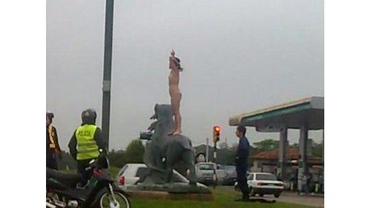 La Policía no sabe qué hacer frente a una mujer desnuda