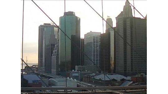 Se derrumbó un edificio en New York y cayó sobre un ómnibus