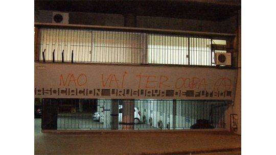 Atentaron contra la sede de la AUF y graffitearon la fachada