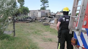 Bomberos en el lugar del incendio, en Cerros Azules, Maldonado. Foto: Chango Figueredo (Subrayado).