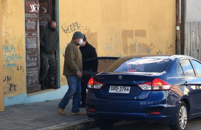 Los dos oficiales de Policía de Maldonado detenidos, a la salida del juzgado de San Carlos.