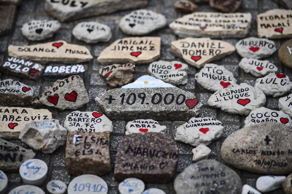 Piedras con nombres frente a la Casa Rosada durante la “Marcha de las Piedras” en homenaje a las víctimas del COVID-19, como protesta contra el gobierno del presidente argentino Alberto Fernández, ya que el país superó las 109.000 muertes por el nuevo coronavirus.