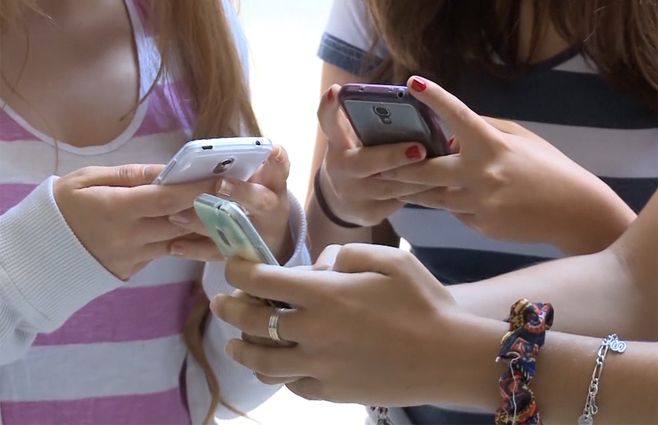 celulares-jovenes-manos
