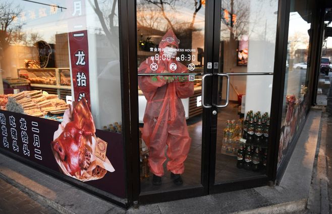 Los trabajadores en Beijing usan equipamiento de protección para evitar la propagación del virus&nbsp;