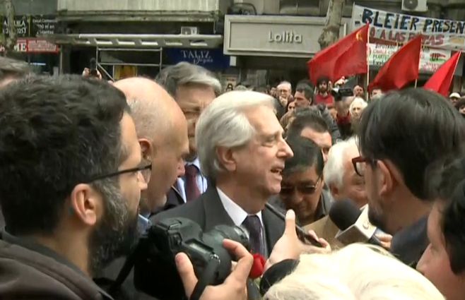 El presidente, que mide sus salidas públicas, se hizo presente en las honras fúnebres de Eduardo Bleier 