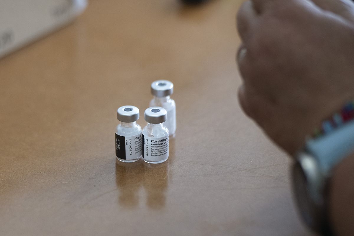 Vacuna de Pfizer reduce 70% de casos graves de ómicron, según estudio internacional