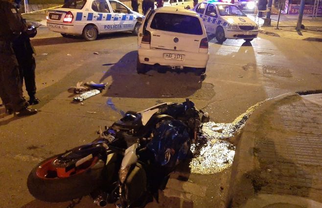 La moto en la que circulaba Beto Suárez y el coche con el que chocó en la noche del martes&nbsp;