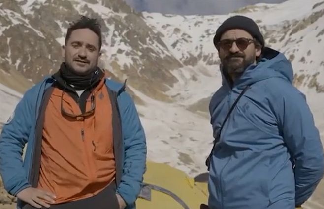 Juan Antonio Bayona y Pedro Luque, en la filmación de La sociedad de la nieve.