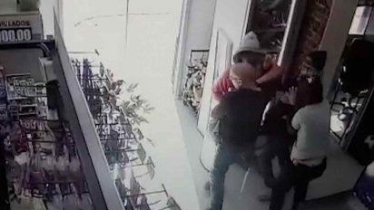 cuatro ladrones robaron un supermercado por segunda vez en 8 dias