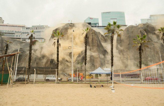 Foto: AFP. Deslizamientos de tierra tras el sismo en Lima, Perú.