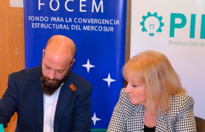 epresentante de Cannapur con la ministra de Industria Carolina Cosse. La empresa apuesta a convertirse en la primera compañía de Latinoamérica en elaborar extracto de CBD de cáñamo con fines terapéuticos.