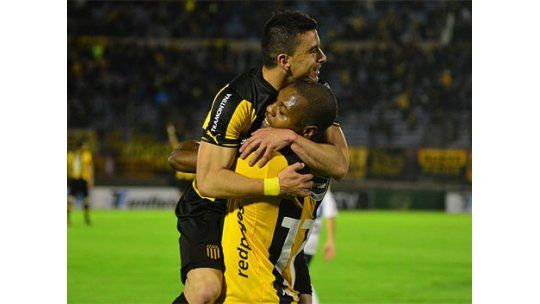 Peñarol le ganó 4-1 a Atenas en el Centenario