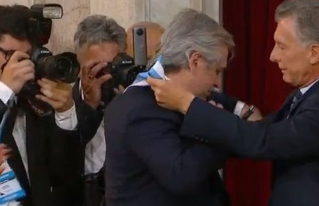 Macri coloca la banda presidencial a su sucesor. Alberto Fernández pidió que el bastón de bando lleve la inscripción Argentina se pone de pie