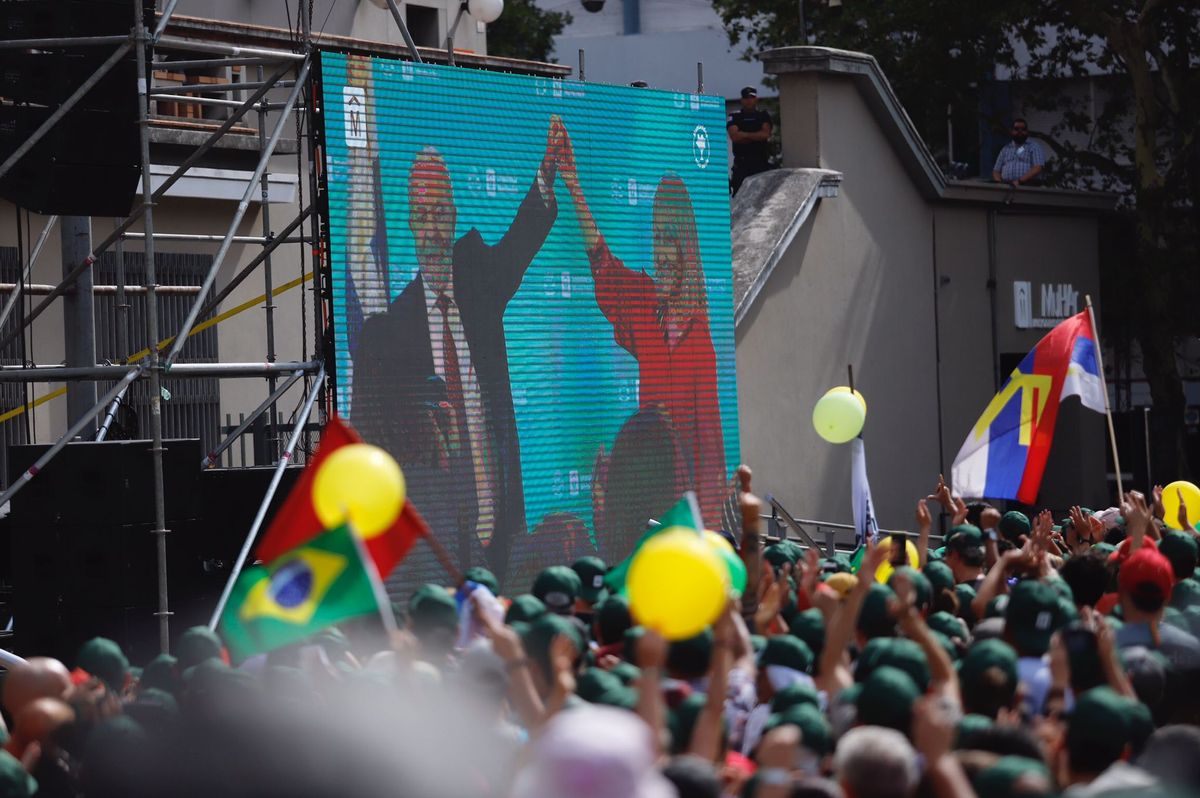 El público de la explanada ve la conferencia de Lula y Carolina Cosse a través de la pantalla grande. Foto: Armando Sartorotti / FocoUy