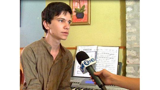 Joven con seis dedos quiso aprender piano y no se lo permitieron