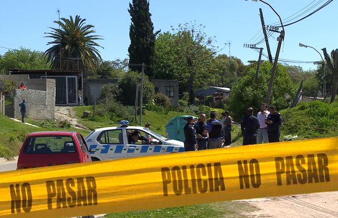 policia-patrullero-cinta-no-pasar-femicidio-barrio-la-paloma-montevideo.jpg