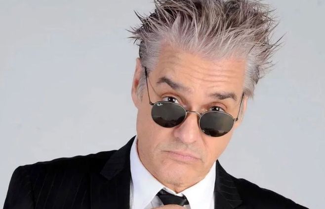 Petinatto comenzó a trabajar como periodista en 1982 y luego se incorporó como saxofonista en Sumo 