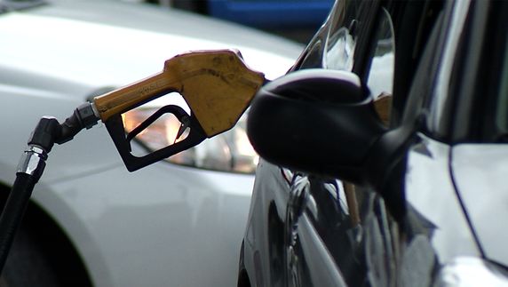Gobierno mantiene sin cambios el precio de los combustibles y del supergás en abril